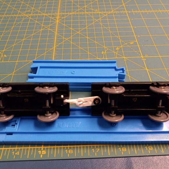 TOMY  Engine Skarloey, (2) milk cars - Picture 5 of 6